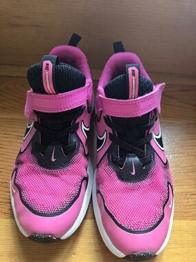 Nike Kids Hot Pink and Black Athletic Sneakers
